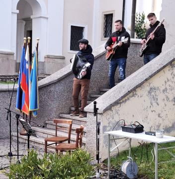 Nastopili so  tudi Štefanci in navdušili z dvema skladbama